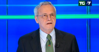 Copertina di “Dopo l’ultima maratona di 22 ore non capivo neanche più dov’ero. Il Tg5? Alla fine aveva ragione Berlusconi”: parla Enrico Mentana