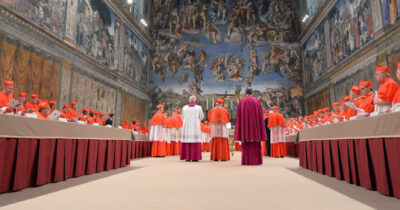 Copertina di È la settimana del conclave: come funzionano le votazioni, le pause, le fumate e quando potrà essere eletto il nuovo Papa