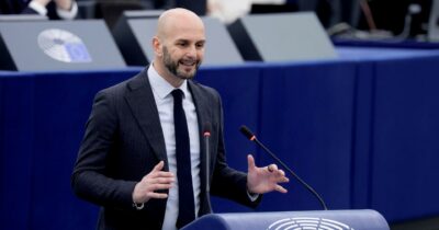 Copertina di FdI scrive all’Ue: “Il Fatto è di sinistra. E in audizione troppi anti-meloniani”