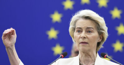 Copertina di Ursula von der Leyen come un carrarmato: "Mai più gas dalla Russia e diventiamo indigesti come un riccio"