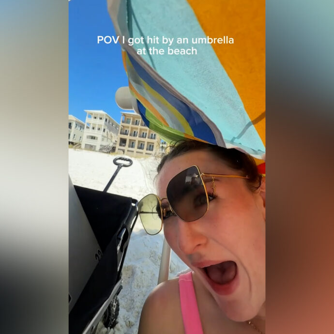 Fa una diretta social mentre è al mare e viene colpita in faccia da un ombrellone volante: il video diventa virale