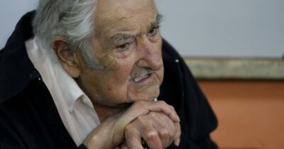 Copertina di Pepe Mujica è in stato terminale e sotto cure palliative. L’annuncio della moglie: “Con lui fino alla fine”
