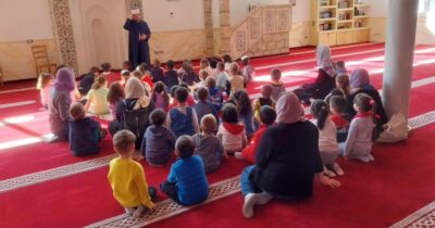 Copertina di Grande scandalo su giornali e tra i partiti per la gita in moschea. Ma il ministero certifica: “Nessuna irregolarità”