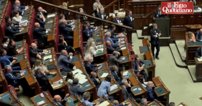 Copertina di Conte: “Tutti in piedi per condannare sterminio a Gaza”. Ma Meloni e i deputati di maggioranza rimangono seduti. Lo scontro sul riarmo