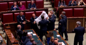 Magi si presenta in Aula vestito da “fantasma del Referendum”: bloccato dagli assistenti e portato via di peso – Video