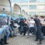 Copertina di Momenti di tensione tra Pro Pal e forze dell’ordine al Salone del libro di Torino: il video