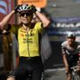 Copertina di Gli sterrati stravolgono il Giro d’Italia: a Siena vince Van Aert, Del Toro in maglia rosa. Male Roglic | La classifica
