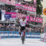 Copertina di Giro d’Italia, Carapaz vince l’11esima tappa. Scintille tra i big, Del Toro resta in rosa | La nuova classifica