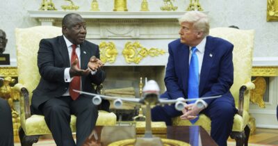Copertina di Tensione alla Casa Bianca, Trump accusa il presidente sudafricano Ramaphosa di genocidio e insulta i media