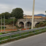 Copertina di Lanciavano dal cavalcavia bici, carriole, divani sui binari della ferrovia: tre minorenni denunciati a Modena