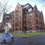 Copertina di Pechino contro Trump sull’esclusione degli studenti stranieri da Harvard. “Così si politicizza l’istruzione”