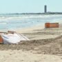 Copertina di Donna travolta e uccisa da una ruspa mentre prende il sole in una spiaggia nel Ravennate