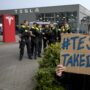 Copertina di Tesla affonda, vendite dimezzate in Europa ad aprile con un mercato dell'elettrico a + 34%