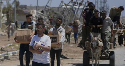Copertina di Gaza, Al Jazeera: “Israele bombarda i centri che distribuiscono aiuti, almeno 30 morti”. Ghf: “Tutto falso”
