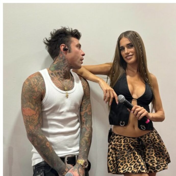 “Il bacio tra me e Fedez? Solo invenzioni e prospettiva”: Clara su tutte le furie per la foto di “Chi”
