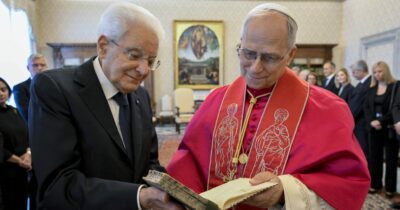 Copertina di Mattarella in Vaticano per l’incontro ufficiale con Papa Leone XIV: “Al centro dei colloqui Ucraina e Gaza”