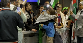 Greta Thunberg, cori e bandiere al suo arrivo all’aeroporto di Stoccolma dopo l’espulsione da Israele