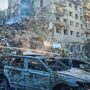 Copertina di La Russia bombarda Kiev, colpiti diversi quartieri: 15 morti. Zelensky: “Usa e Ue devono rispondere”