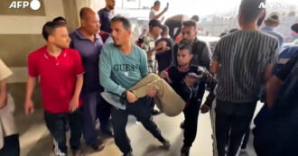 Gaza, Israele apre il fuoco sui palestinesi in attesa di aiuti a Khan Yunis: la corsa per trasportare i feriti in ospedale