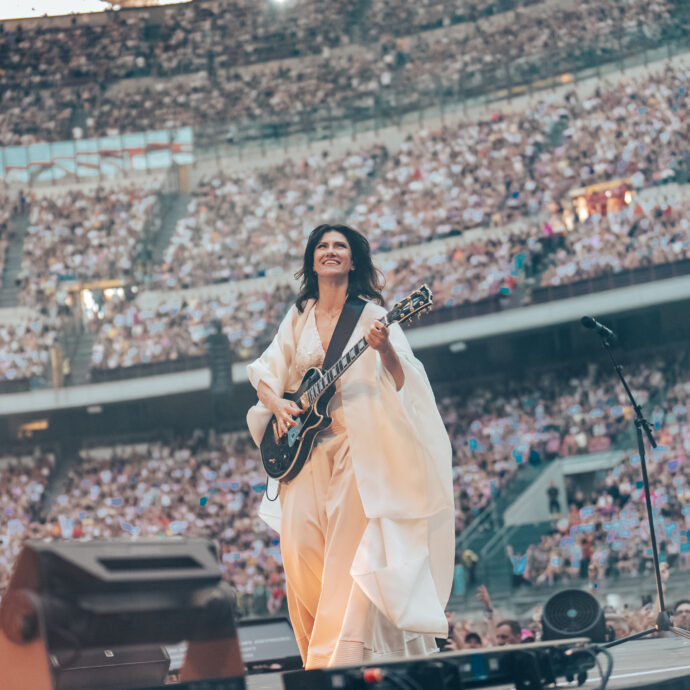 Elisa dea della natura a Milano abbracciata da Giorgia, Jovanotti, Giuliano Sangiorgi e Cesare Cremonini: una festa tra amici immersi nel bosco per cantare le hit