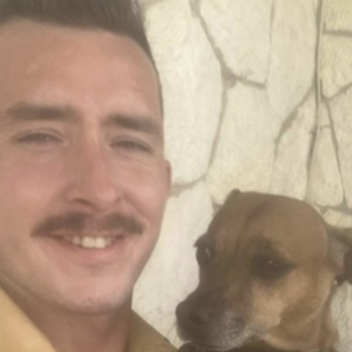 Sta lavorando alla sua moto quando una perdita di carburante manda a fuoco la casa: entra per salvare il cane, riporta gravi ustioni nel 40% del corpo