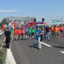Copertina di Sciopero dei metalmeccanici, a Bologna 10mila bloccano la tangenziale. “Denunciati in base al dl sicurezza”