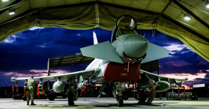 Protestano dentro la base della Raf: “Terrorismo”