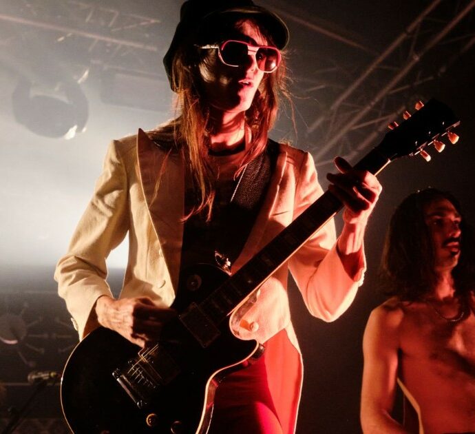 Un Elfo maremmano e la potenza del glam rock: la magia di Lucio Corsi a Capannelle tra Bowie, favole e perline spaziali