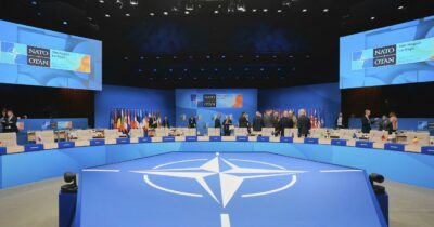Copertina di Nato, via libera al 5% del Pil per la Difesa entro il 2035. La Spagna si sfila, Trump attacca: “Pagherà il doppio sui dazi”
