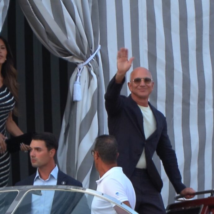 Jeff Bezos e Lauren Sanchez sono a Venezia: l’uscita dall’hotel con gli uomini della scorta – Video