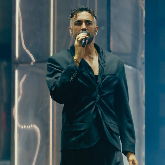 “Viva l’amore”: Marco Mengoni “benedice” la proposta di matrimonio allo Stadio Olimpico di Roma – VIDEO