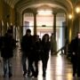 Copertina di Asili nido, beffa burocratica per 30mila insegnanti laureati: per poter lavorare dovranno rifare esami e tesi (pagando)